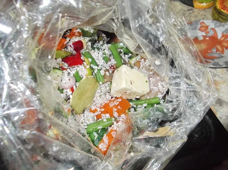 рис с курицей в духовке в стеклянной посуде. курица в рукаве для запекания. курица в рукаве с рисом и овощами. рис с овощами и курицей в духовке. курица с рисом в рукаве.