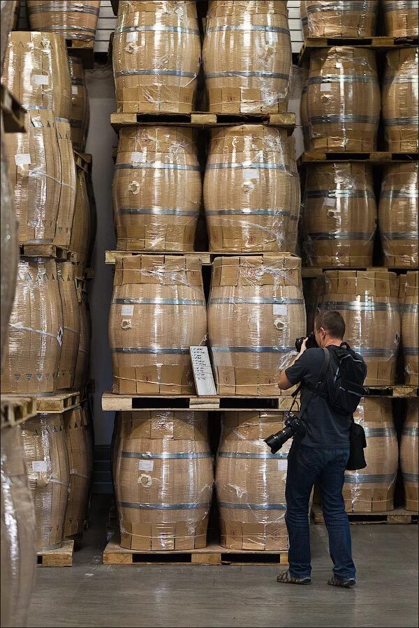 коньяк в бочонке. коньячные бочки. средний обжиг дубовой бочки. изготовление дубовых. бондарное ремесло.