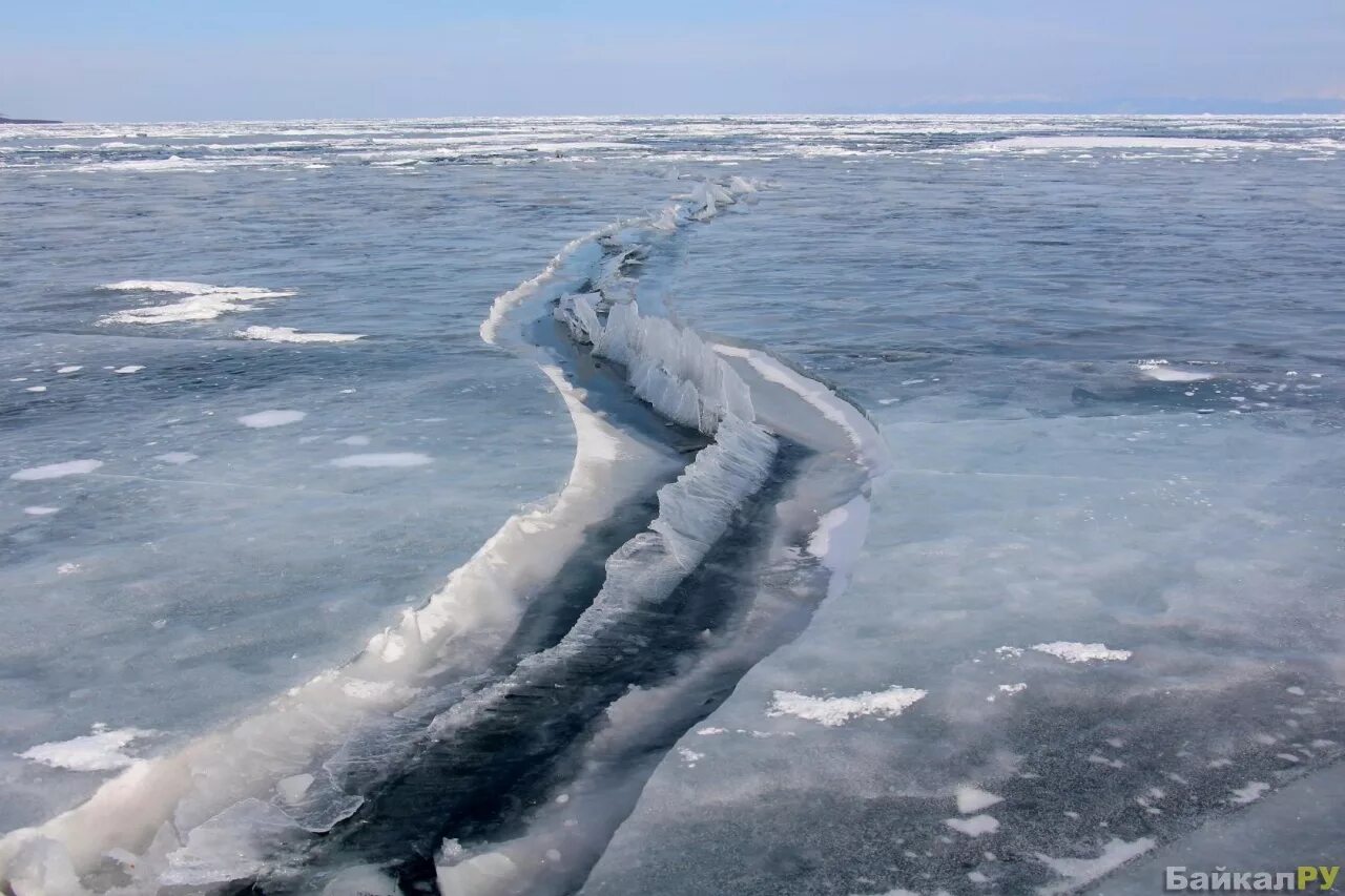 Разлом льда на Байкале. Становые щели на Байкале. Разлом озера Байкал. Озеро Байкал становые щели.