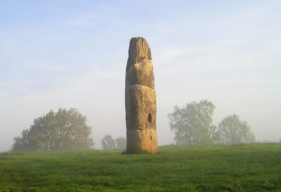 менгиры неолит. мегалиты менгиры. менгиры неолит. менгиры в бретани. менгиры острова ява.