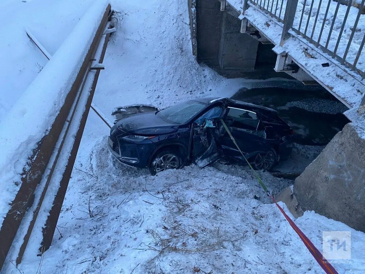 30 декабря 23 год. В Альметьевске Лексус упал с моста.