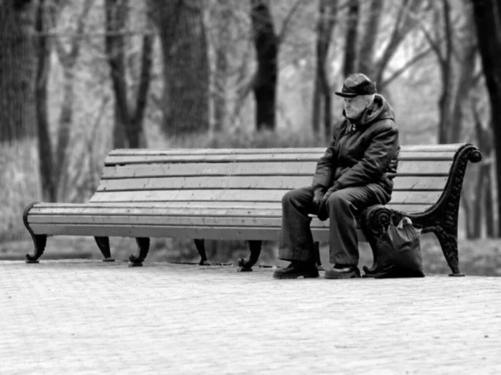 Природа равнодушна к человеку. Человек на скамейке. Старик на скамейке в парке. Сидит на скамейке. Человек сидит на скамейке.