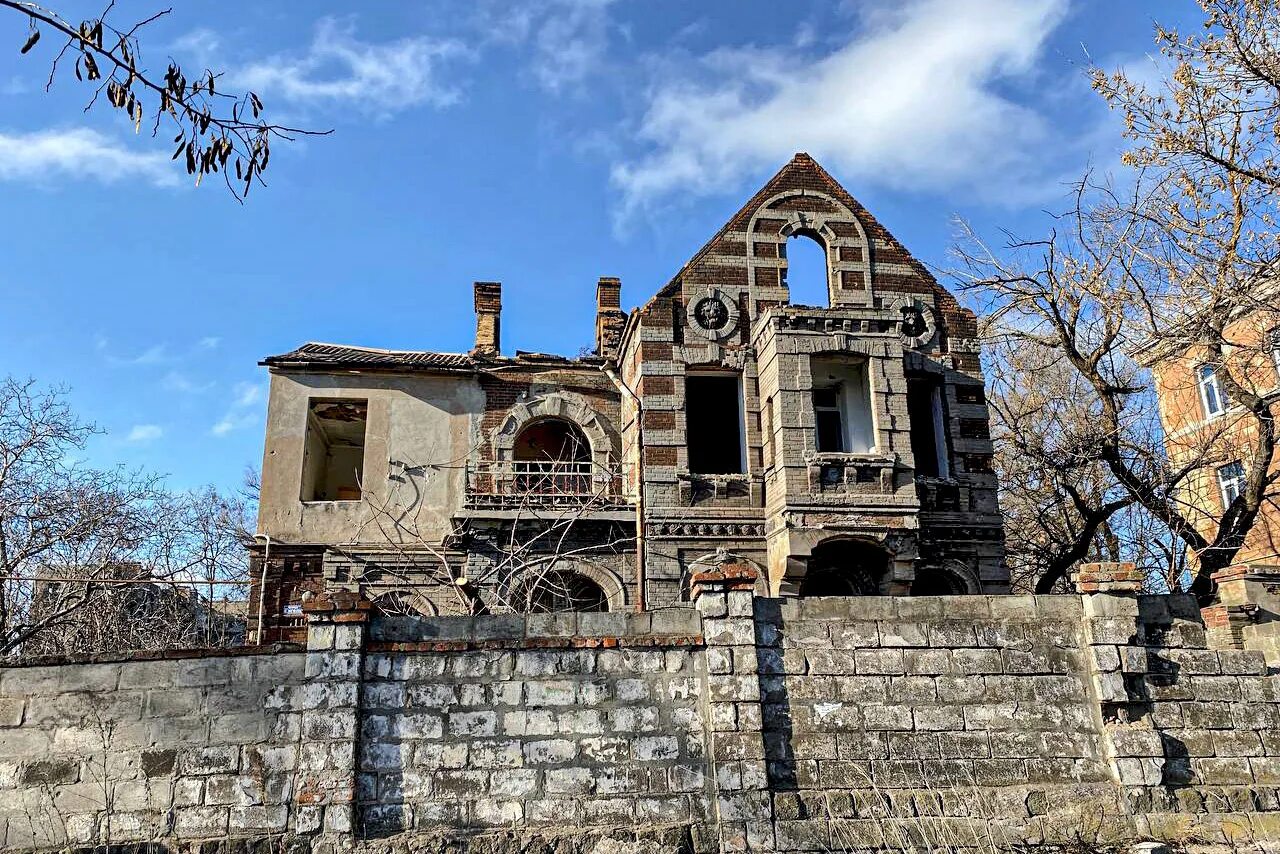 Мариуполь здание. Дом архитектора нильсена мариуполь. мариуполь исторический центр. дом со львами в мариуполе. мариуполь достопримечательности.
