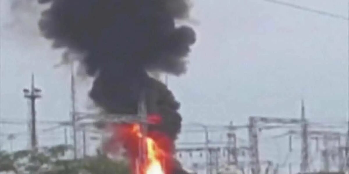 Удар по джанкою в крыму сегодня. Взрыв АЭС на Украине. Пожар на АЭС. Атомная электростанция украинская взрыв. Взрыв на железной дороге в Крыму.