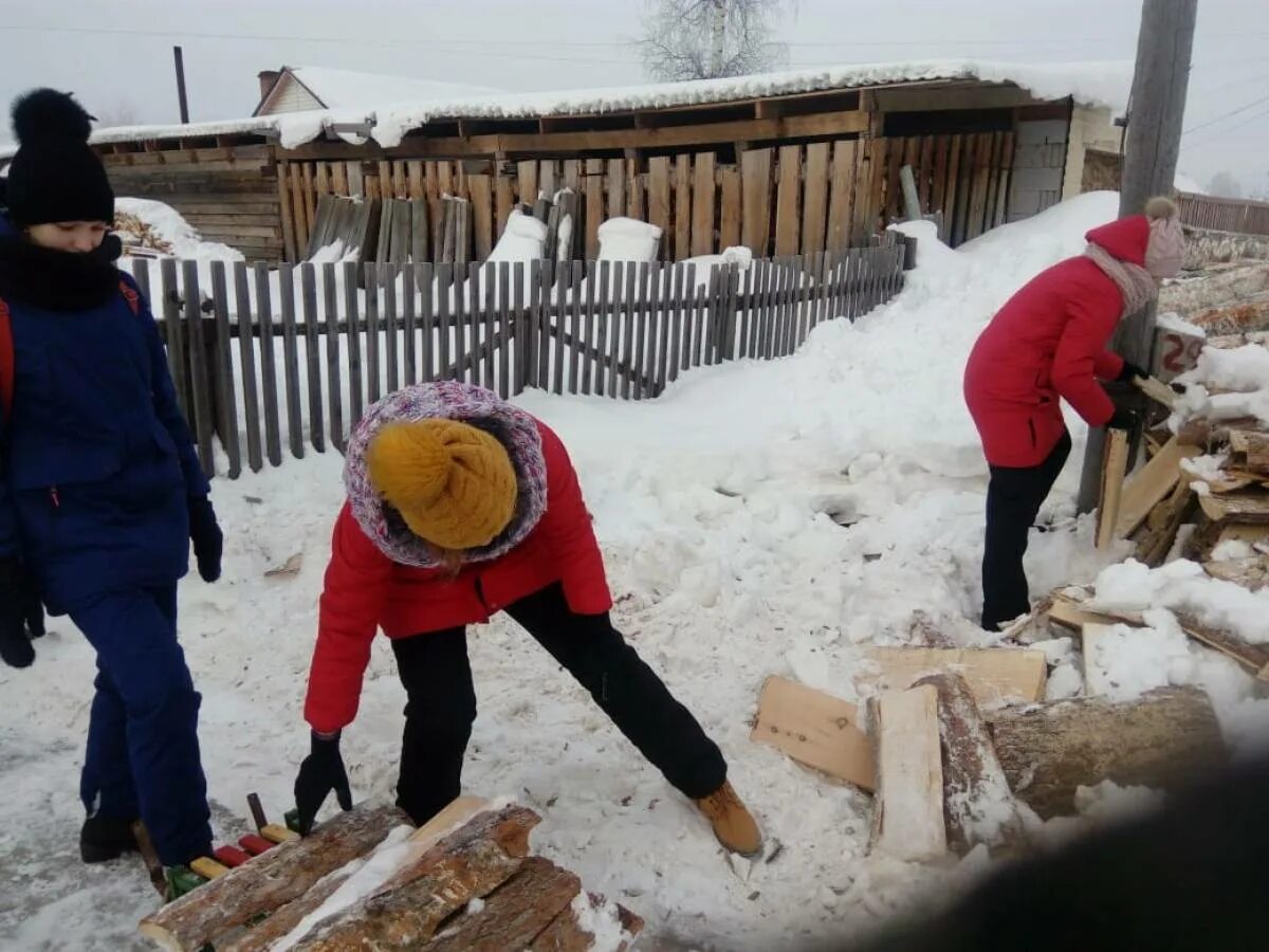 Помощь снежку. Уборка снега волонтерами. Дети помогают пожилым. Волонтеры помогают пожилым людям чистить снег. Волонтеры помогают убрать снег.