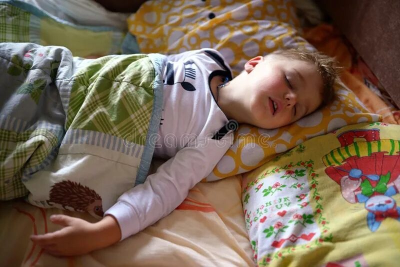 Sleep on little child day is young. Спящий мальчик. Спящие мальчики. Кровать для мальчика.