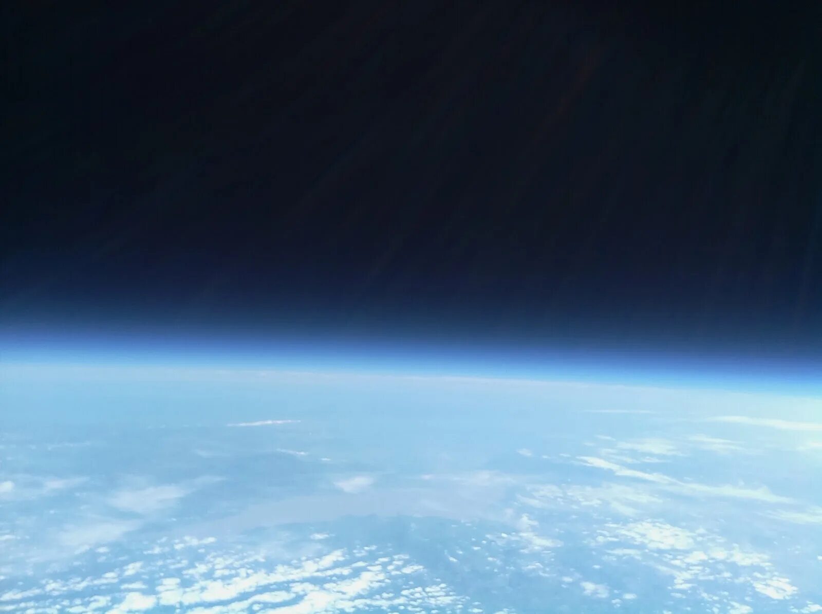 Атмосфера плотнее земной. Стратосфера. Атмосфера земли. Вид из стратосферы. Земля из стратосферы.
