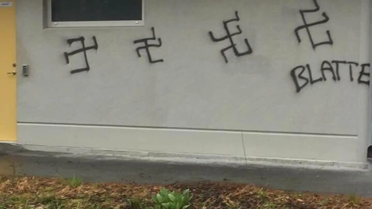 Они плотной стеной. Сложно быть фашистом.