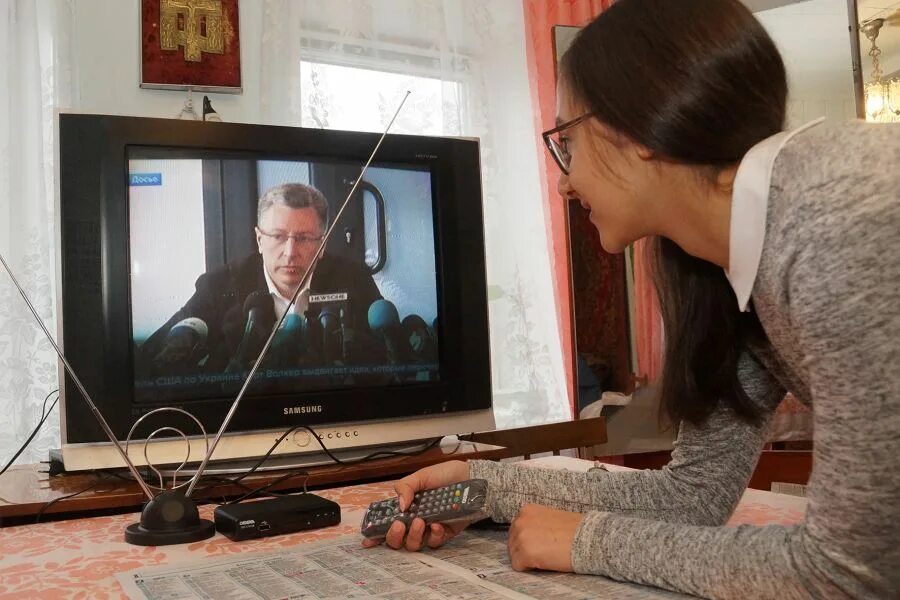 Телевизор телевидение. Телевидение и человек. Аналоговое телевидение. Пара перед телевизором. Телевизор с фильмом.