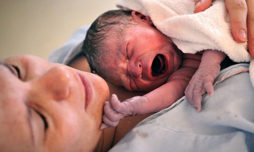 После рождения необходимо. Младенец только родившийся.
