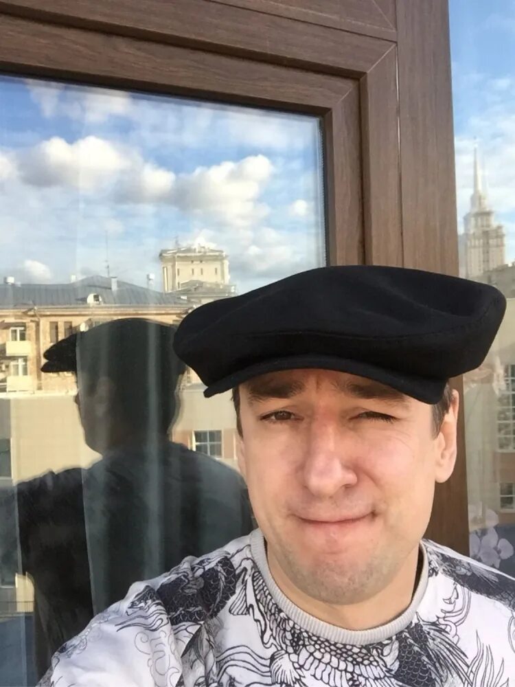 Грузинская кепка аэродром. Длинная кепка прикол. Кепка аэродром грузинская мимино. Грузинская кепка аэродром. Кепка аэропорт грузинская.