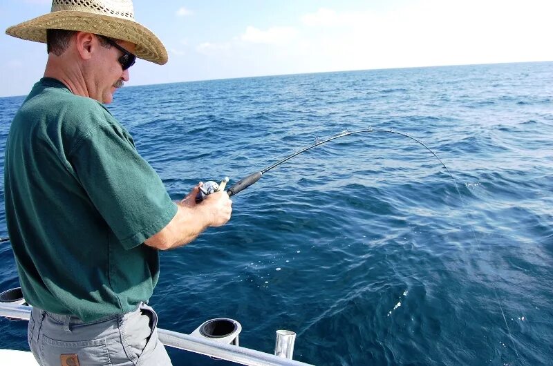 Ловля спиннингом на море. Элитная рыбалка. Баракуя для морской береговой рыбалки. Рыбалка в Сочи на море летом с берега морпорт.