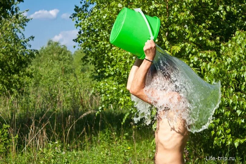 Зеленые холодной водой. Обливается из ведра. Обливание водой. Обливание водой закаливание. Обливание холодной водой.