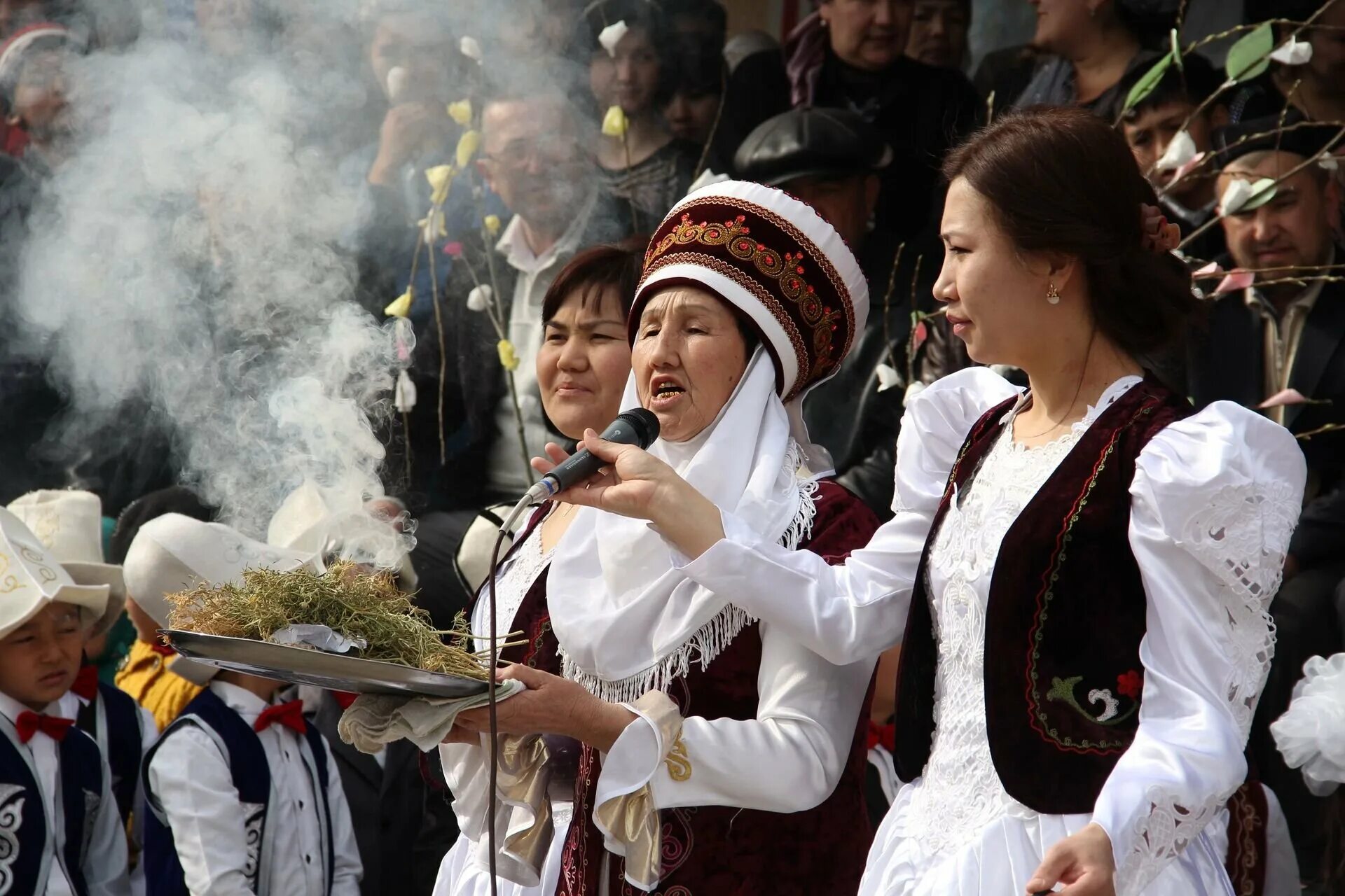 Праздники киргизов. Традиции Нооруз Киргизия. Нооруз алас. Нооруз в Кыргызстане сумолок. С праздником Нооруз на кыргызском.