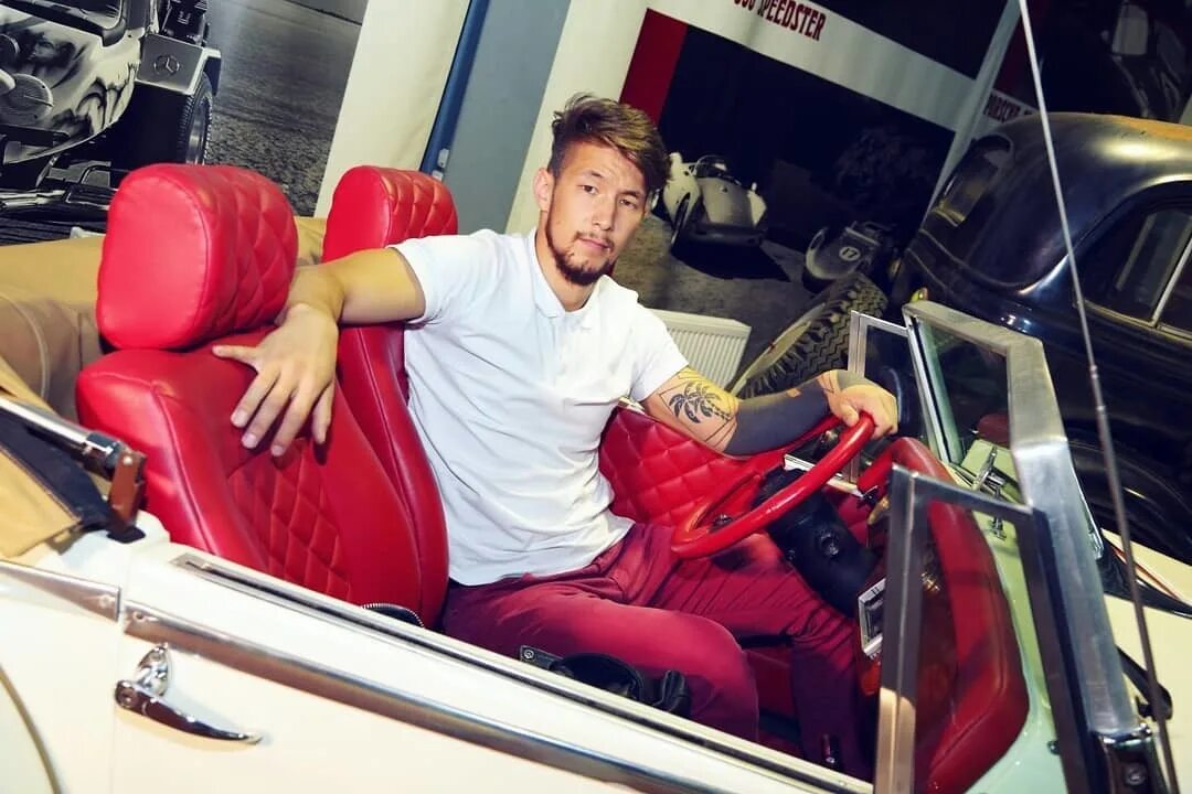 Топ модель из якутии. Эрхан певец. Василий егоров боксер. Мераби горозия брат левона. Холостяк якутск.