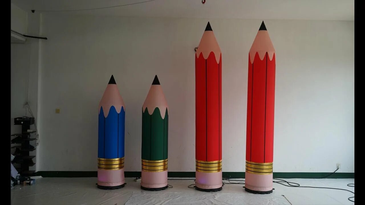 Забор из цветных карандашей. Большие карандаши из пенопласта. Поделки из карандашей. Большие карандаши из картона. Фотозона в школе.