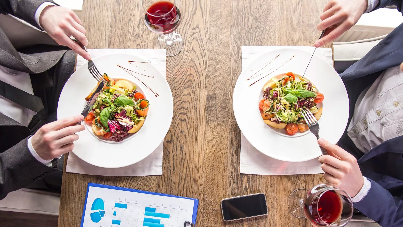 Люди за столом в ресторане. Ресторанный бизнес. Деловой обед ресторан. Деловой обед ресторан. Деловой обед ресторан.