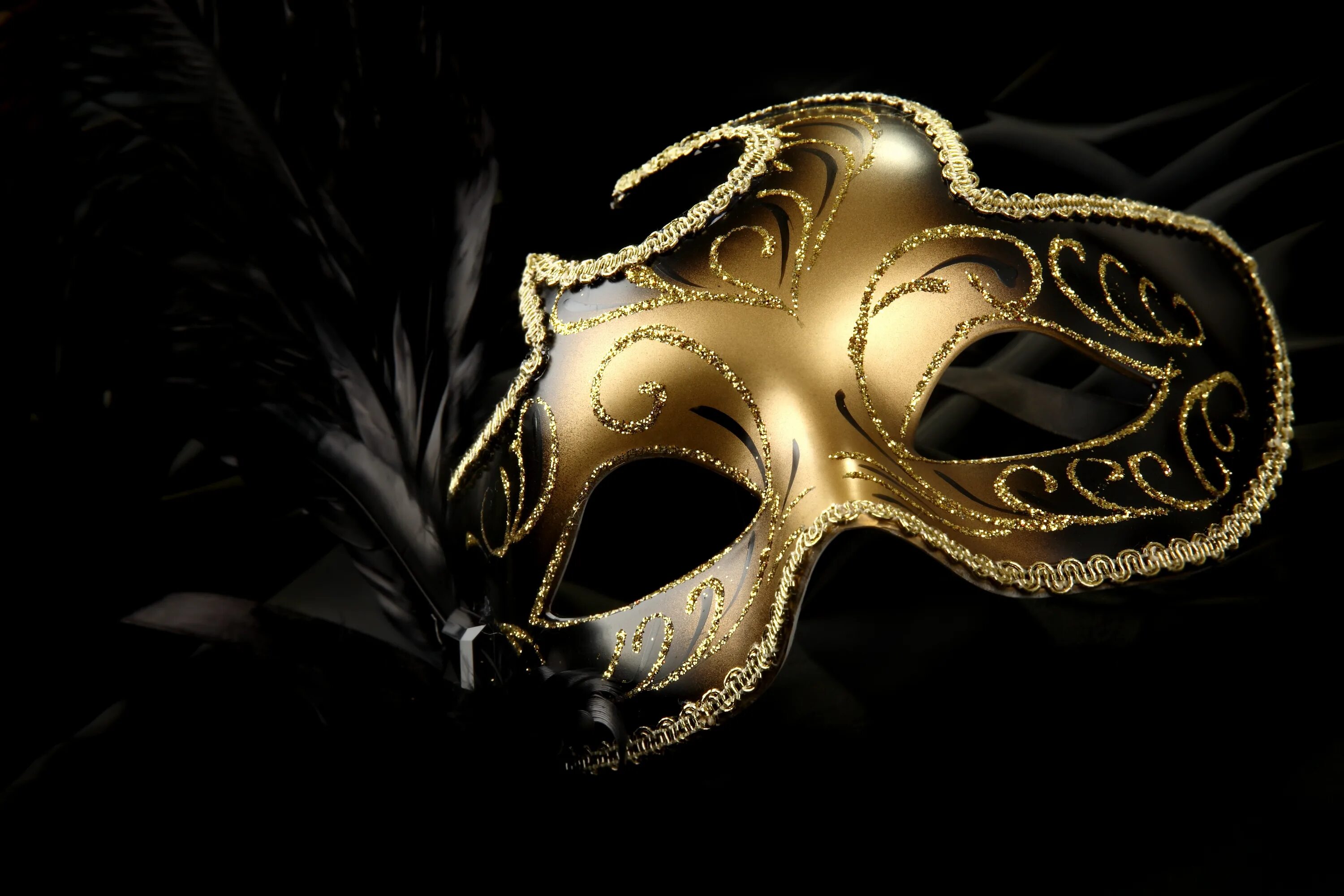 Маска на черном фоне. Карнавальная маска. Маска карнавальная черная. Венецианская маска на черном фоне. Золотая Театральная маска.
