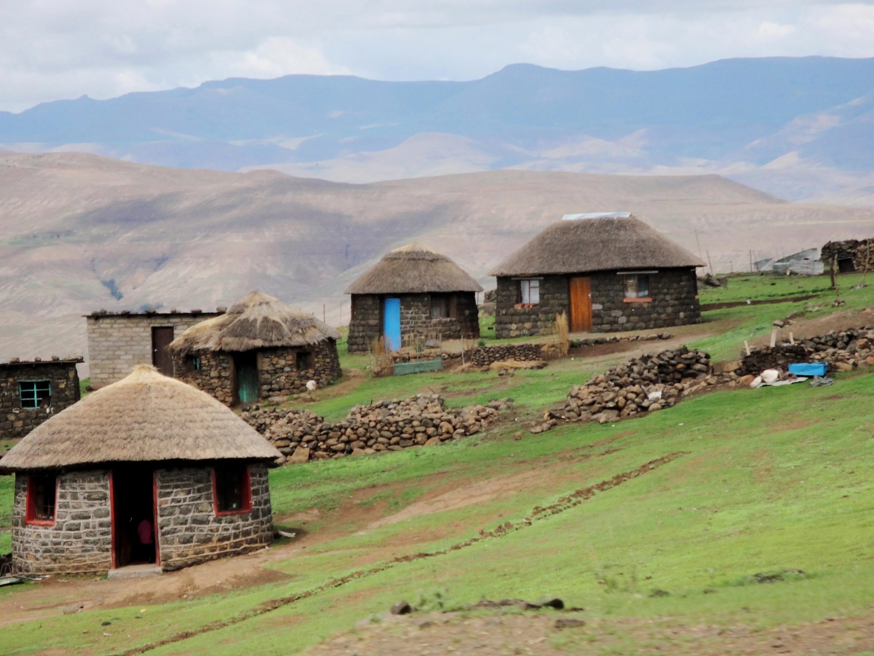 Lesotho. Масеру лесото. Южная африка лесото. Капские и драконовы горы. Хижины лесото.