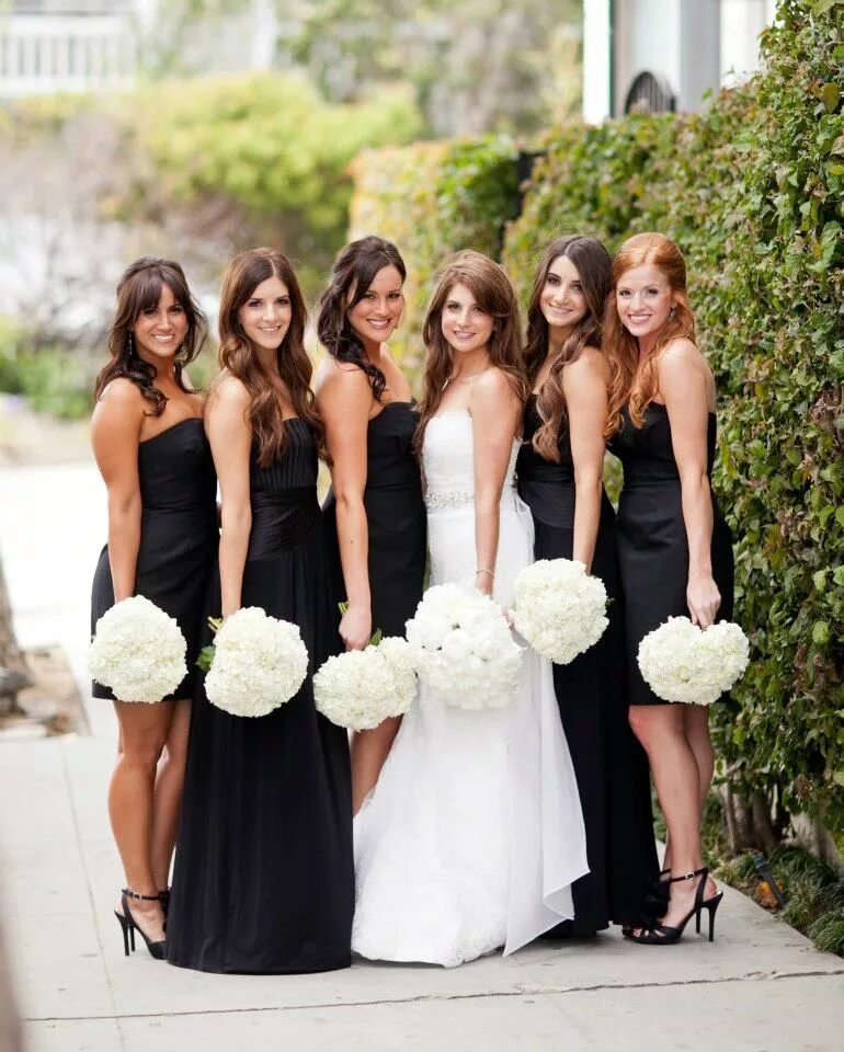 Платья в черном белом цвете. Блэк Веддинг. Подружки невесты в черном. Черно белая свадьба. Подружки невесты черный цвет.