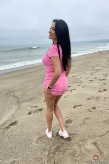 Познакомьтесь с Аниссой на более интимном уровне, загрузив все ее сценическ...