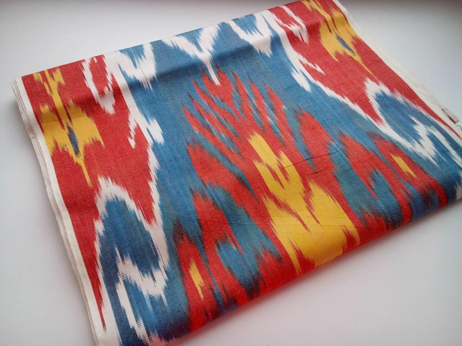 Ткани атлас адрас узбекские ткани. Атласу адрас узбекистана. Узор икат. Хан адрас ткань узбекистан. Икат ткань.