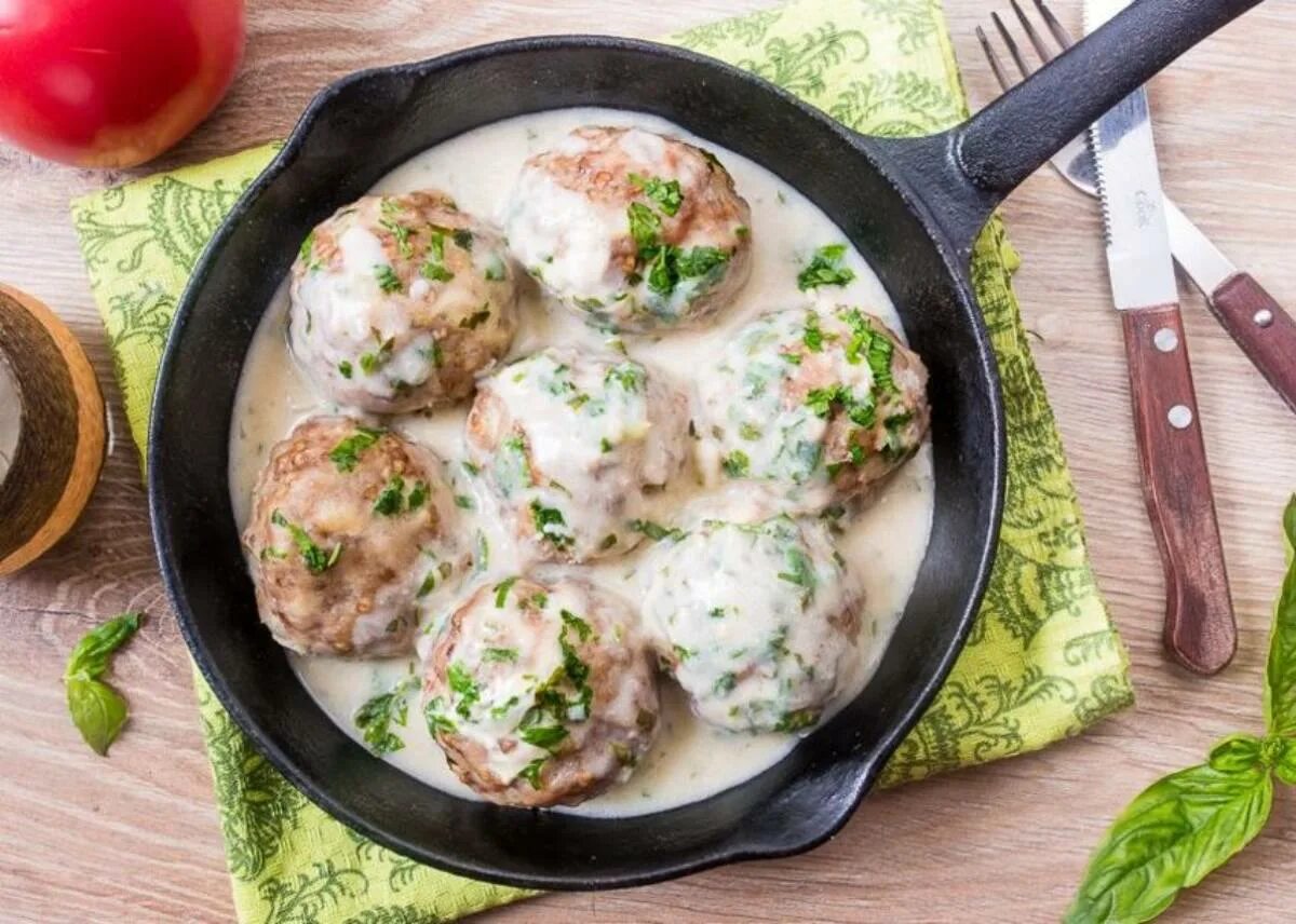 Рубленные котлеты с сыром. Котлеты рубленые из курицы. Рецепт куриных котлет со сметаной. Куриные биточки в сливочном соусе. Рубленые куриные котлетки из филе грудки.