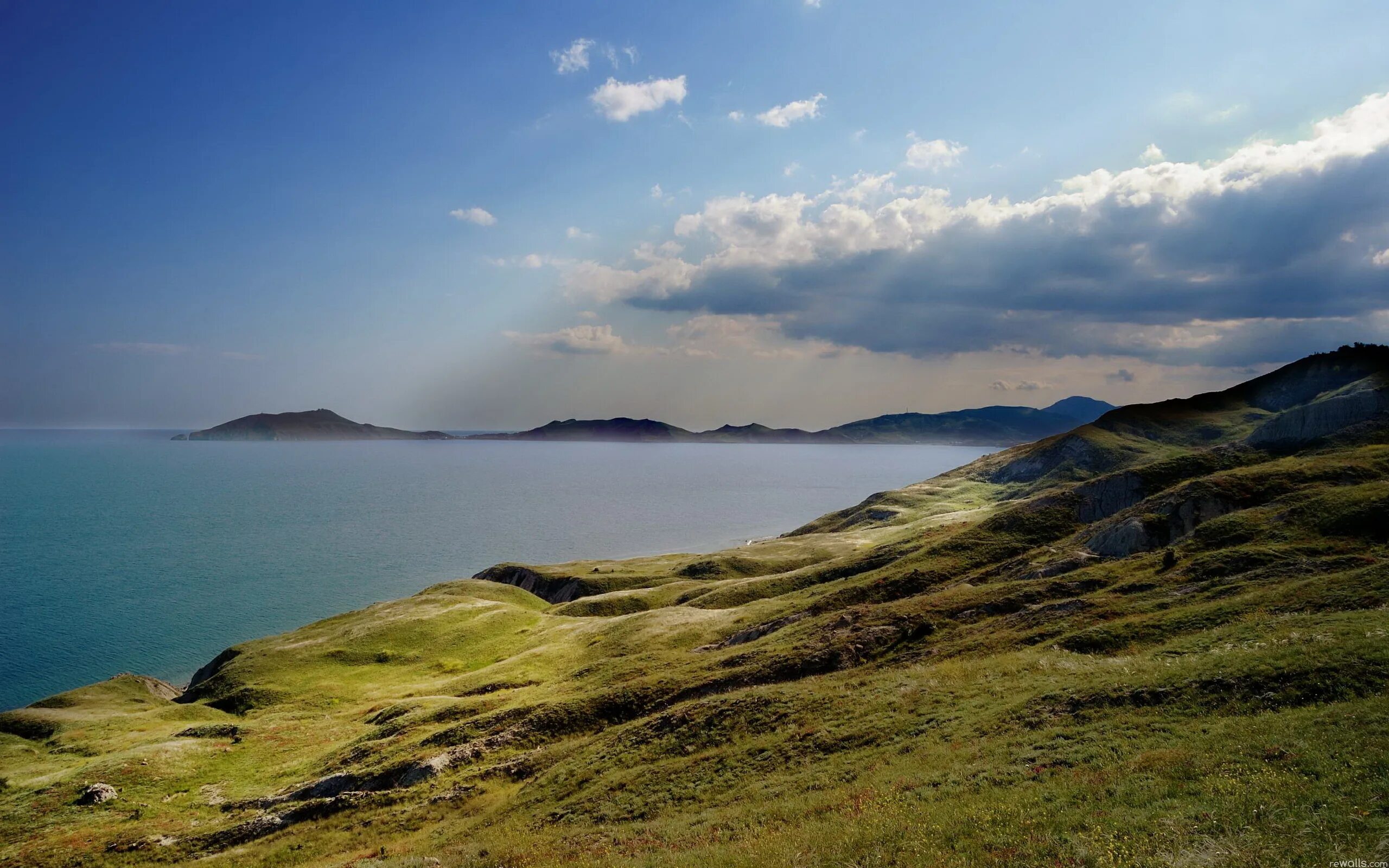 Морской холм. Море холмы Крым. Холм у моря. Море и горы. Вид на море с холма.
