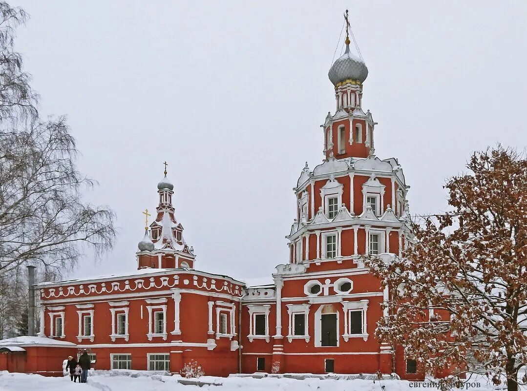 Усадьба софрино. Софрино монастырь. Смоленский храм Софрино зимой. Софрино достопримечательности.