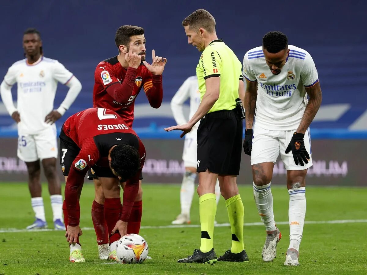 Valencia real madrid прямая трансляция. Real Madrid Valencia. Битва цветов в Валенсии. Valencia real Madrid racism. Valencia Players.