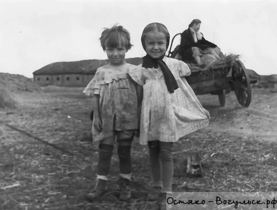 Младший брат войны. Дети войны одежда. Одежда детей военных лет. 1940 Год дети. Дети 1940 года одежда.