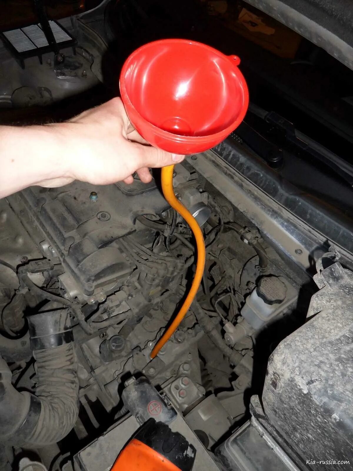 Можно ли в акпп залить. Kia rio 2 2009 щуп акпп. щуп акпп киа спектра 2006. щуп кпп киа рио 2. кия спектра заливная пробка мкпп.