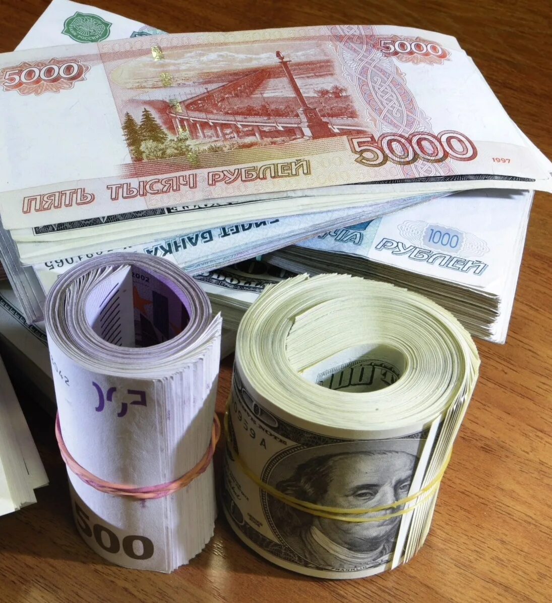 2017 долларов в рублях. Рубли доллары евро фото. Евро на сером фоне. 1 Евро сегодня в Узбекистане.