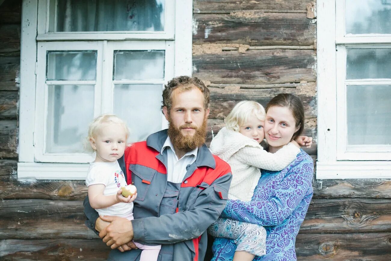 Родители переехали в деревню. Семья в деревне. Русская семья. Деревенская семья дети. Деревенская семья домик.