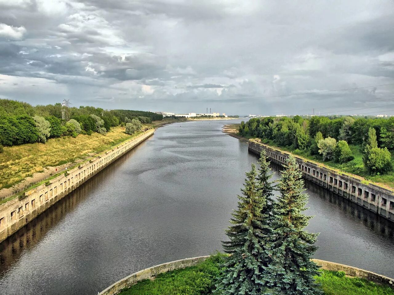 Дамба шлюз Рыбинск. ГЭС шлюзы Рыбинск. Поселок ГЭС Рыбинск. Рыбинская ГЭС шлюзы. Левый берег рыбинск