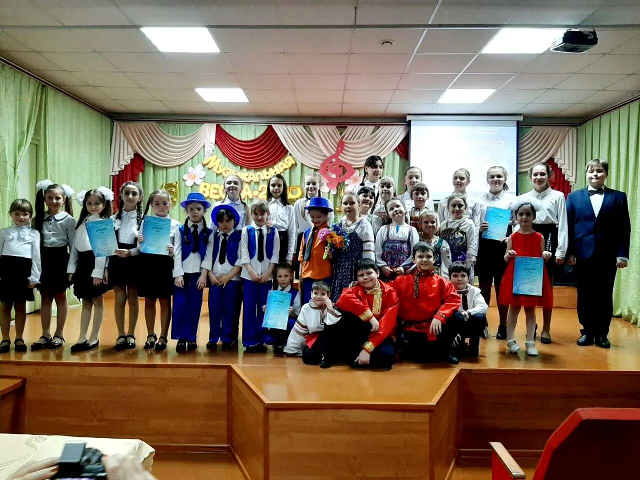 детский хореографический коллектив. танцевальный ансамбль тополёк старолеушковская. ансамбль волшебники двора. детская фотосессия танцевального коллектива. 70 воспитанников детского ансамбля.