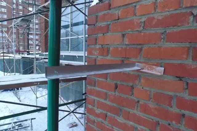 Крепление лесов к фасаду. Крепление для строительных лесов. кронштейн для крепления строительных лесов. крепление лесов к стене.