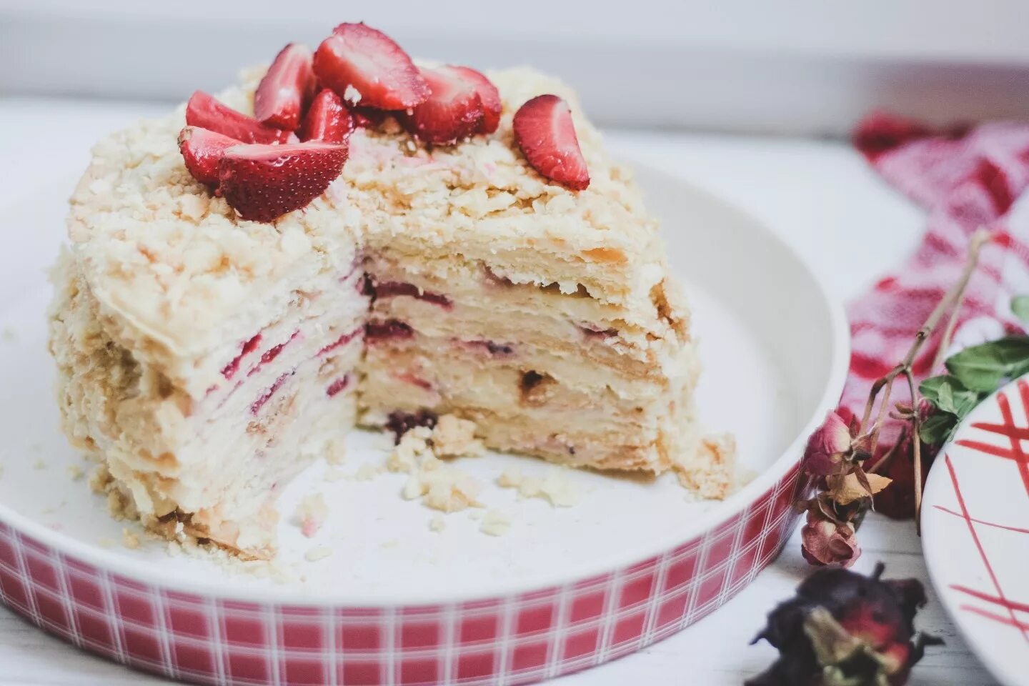 наполеон кейк москва. торт наполеон клубничный. украшение торта наполеон. торт наполеон фили бейкер. наполеон с клубникой.