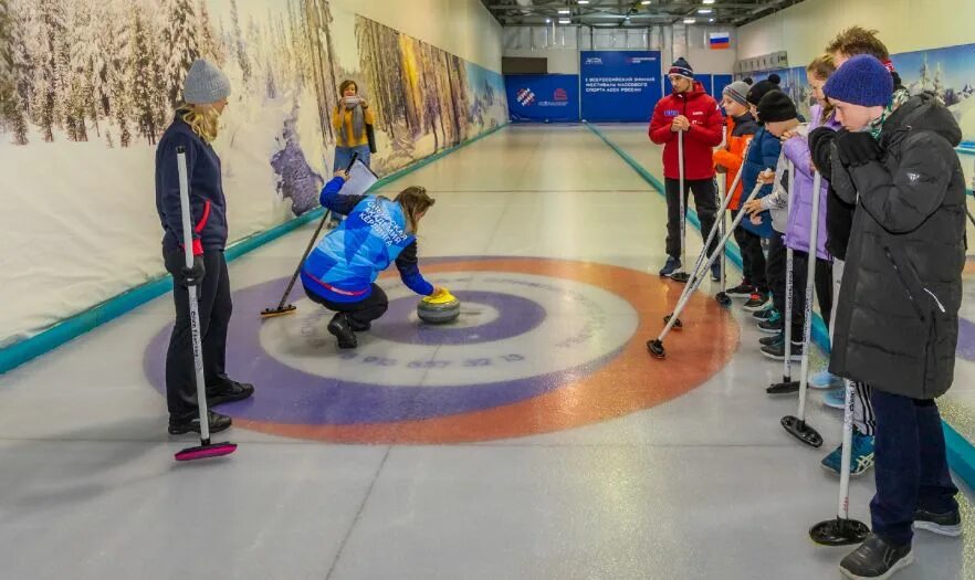 Керлинг новый год. Экстендер для керлинга км-200. Керлинг мастер. Зимние виды спорта керлинг. Ольга зябликова керлинг.