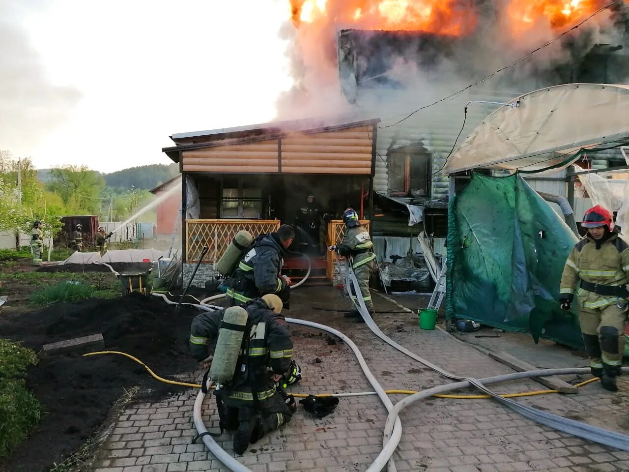 Горно алтайск гардинка. Пожар в Горно-Алтайске 2022. Пожар в Горно Алтайске 04.04.2023. Пивной дом Горно Алтайск Гардинка. Пожар в Горном Алтае.