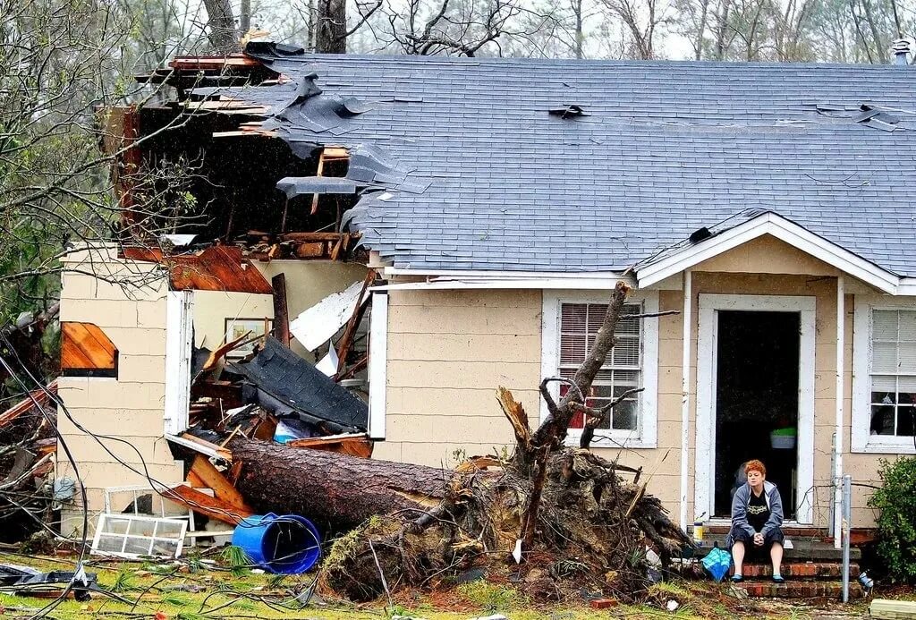 Торнадо в Миссисипи. Разрушения после Торнадо. Разрушения от урагана. Ураган разрушил дом.