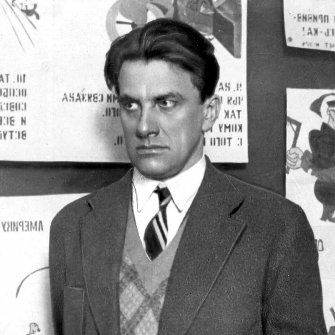 Маяковский выступает. Маяковский хорошо октябрьская поэма. Владимир маяковский в нью-йорке. Маяковский читать. Маяковский читать.