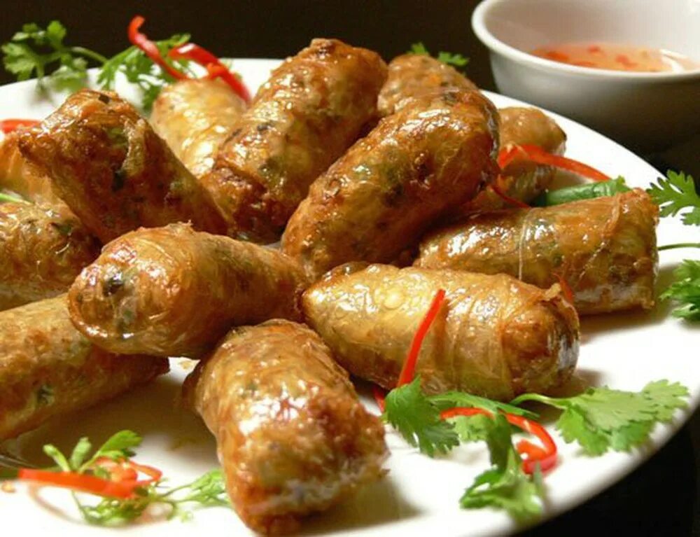 Нэм вьетнамские. Нэм Нэм Вьетнамская кухня. Вьетнамские блинчики Нэм. Вьетнамские спринг роллы.