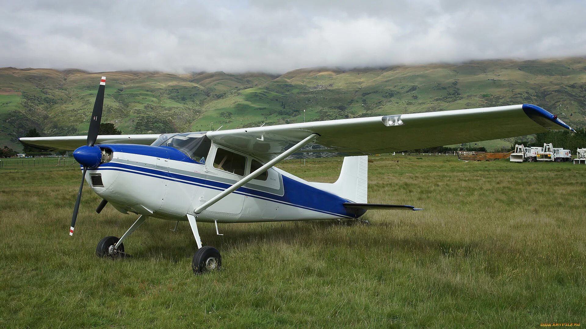 Cessna 180 Skywagon кабина. Цесна одномоторный. Малая Авиация легкомоторный самолет. Частный легкомоторный самолет Cessna.