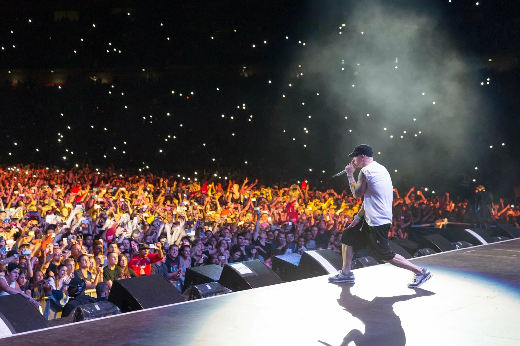 Эминем концерты на стадионах. Концерт Эминема 2014. Wembley Eminem. Эминем выступает на стадионе. Поет группа на на концерт