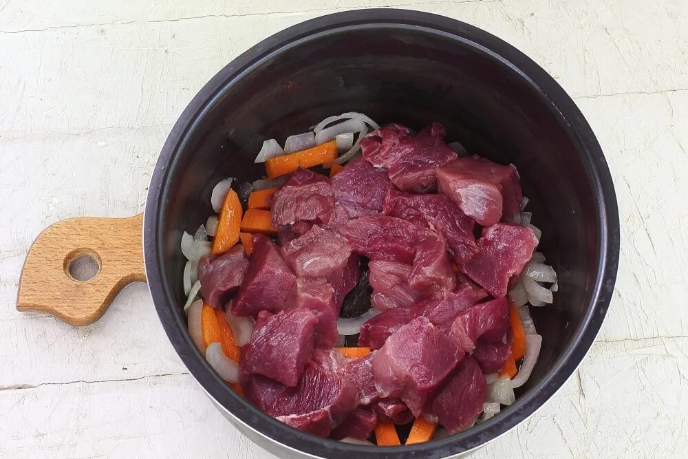 Мясо в мультиварке свинина с овощами. Свинина в мультиварке кусочками. мясо тушеное крупным куском.