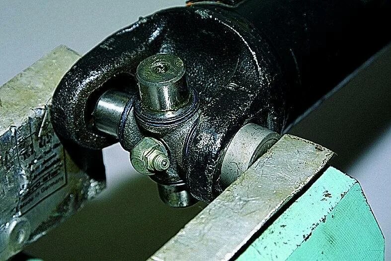 Крестовина кардана нива 2121. Крестовина карданного вала нива шевроле. Замена крестовины нива. Крестовина карданного вала нива 2131. Крестовина карданного вала ваз 21213.