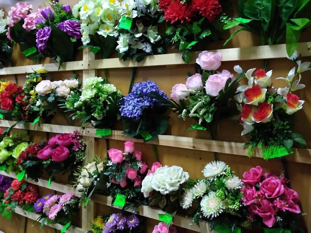 Можно ли дарить живым людям искусственные цветы. Крупные искусственные цветы. Витрина для искусственных цветов. Подставка для торговли искусственными цветами. Стилаж для искусственных цветов.