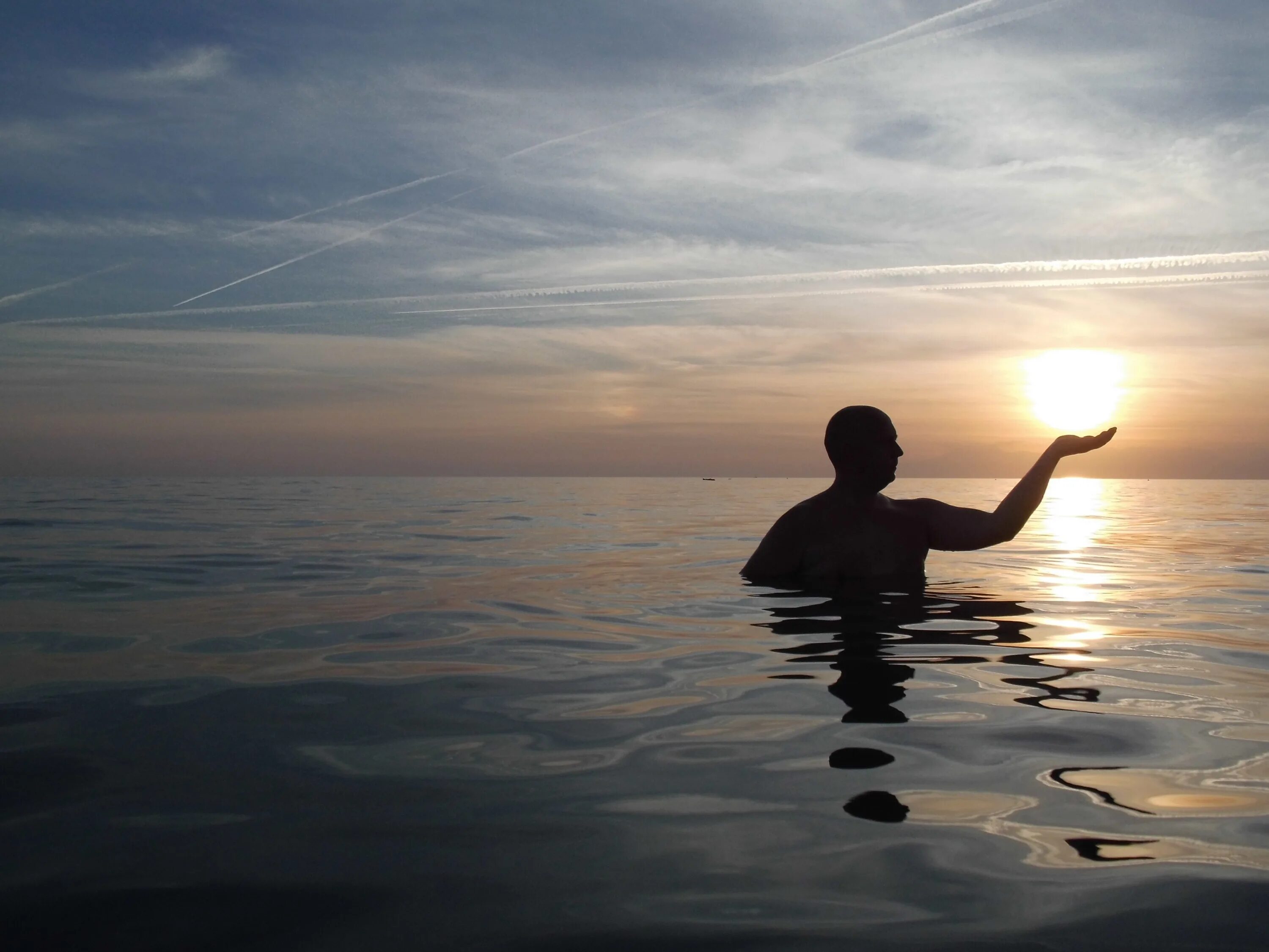 Море природа человек. Люди на море. человек в океане. мужчина на море. человек на фоне моря.