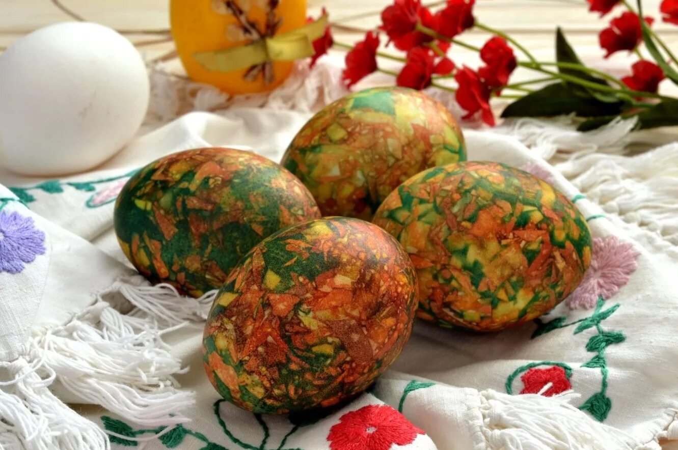 Можно ли красить коричневые яйца. Яйца мраморные с зеленкой. Мраморные яйца на Пасху. Мраморные яйца в луковой шелухе с зеленкой. Мраморные яйца на Пасху с зеленкой.